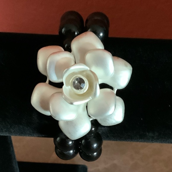 Black beaded bracelet with white flower - Picture 1 of 2